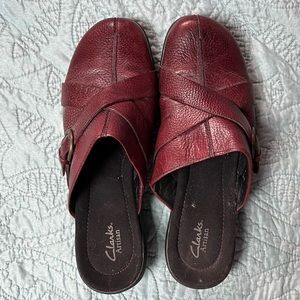 Beautiful maroon Clarks artisan mules